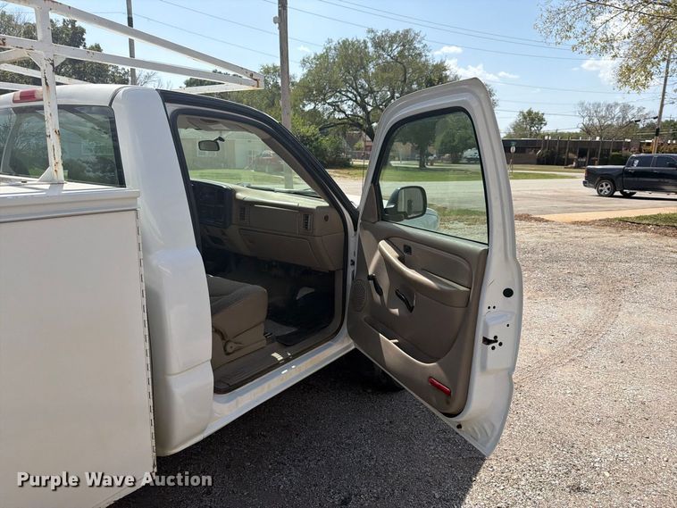 image for item EX4282 2004 Chevrolet Silverado 2500HD utility bed pickup truck