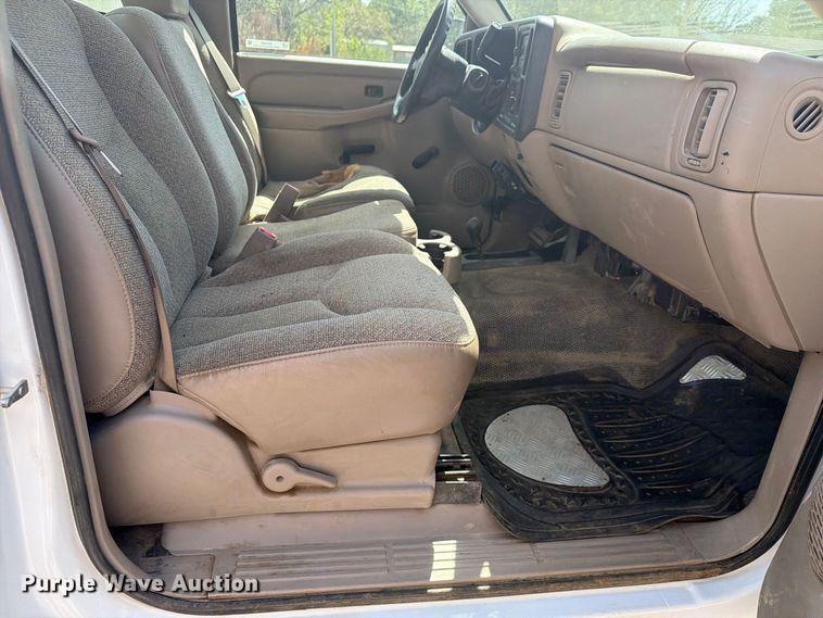 image for item EX4282 2004 Chevrolet Silverado 2500HD utility bed pickup truck