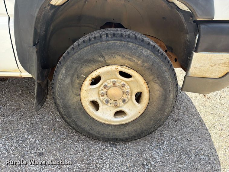 image for item EX4282 2004 Chevrolet Silverado 2500HD utility bed pickup truck