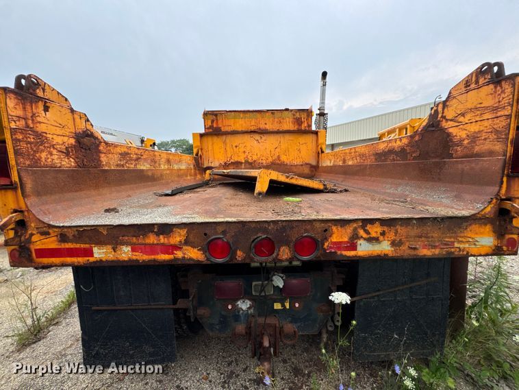 image for item FB5839 2002 International 4900 dump truck