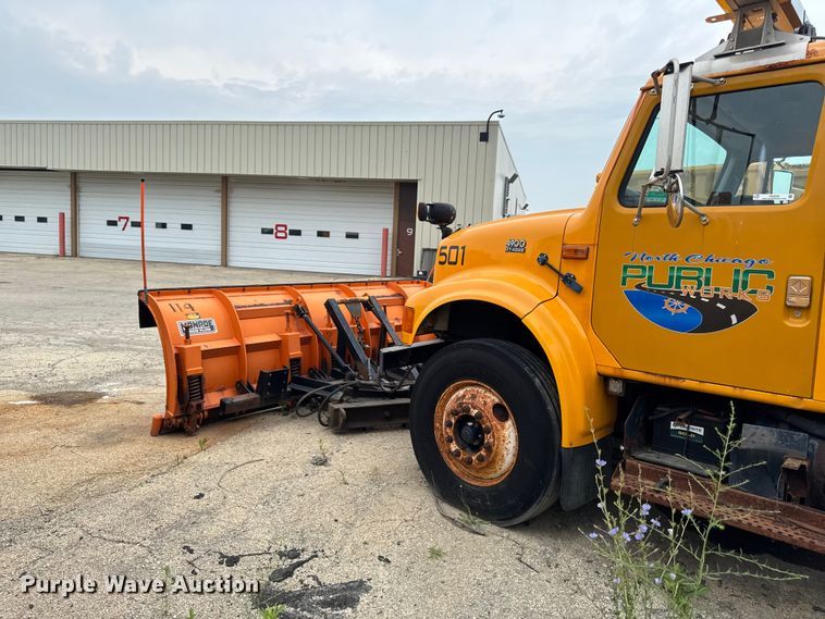 image for item FB5839 2002 International 4900 dump truck