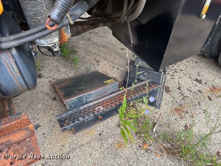 image for item FB5839 2002 International 4900 dump truck
