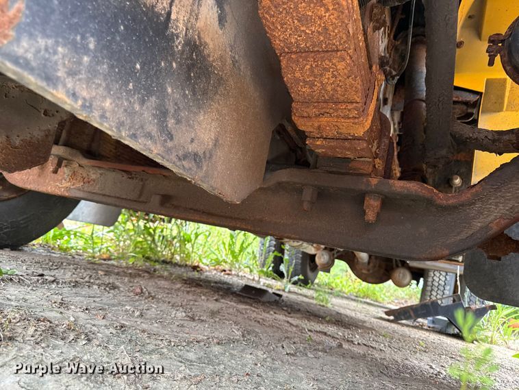 image for item FB5839 2002 International 4900 dump truck