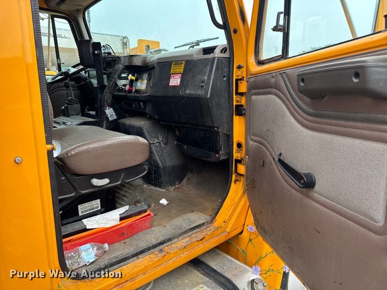 image for item FB5839 2002 International 4900 dump truck