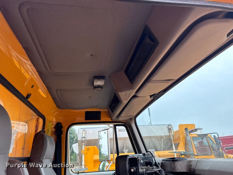 image for item FB5839 2002 International 4900 dump truck