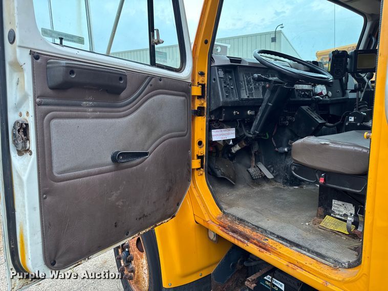image for item FB5839 2002 International 4900 dump truck