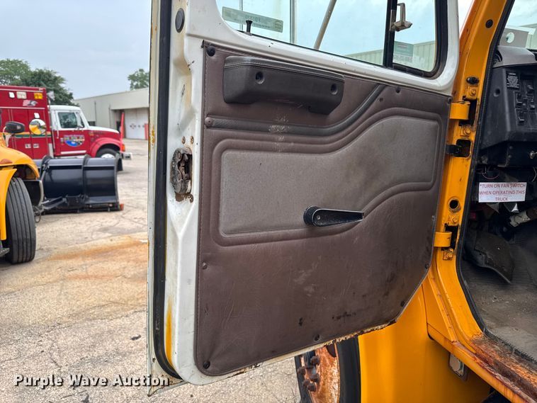 image for item FB5839 2002 International 4900 dump truck