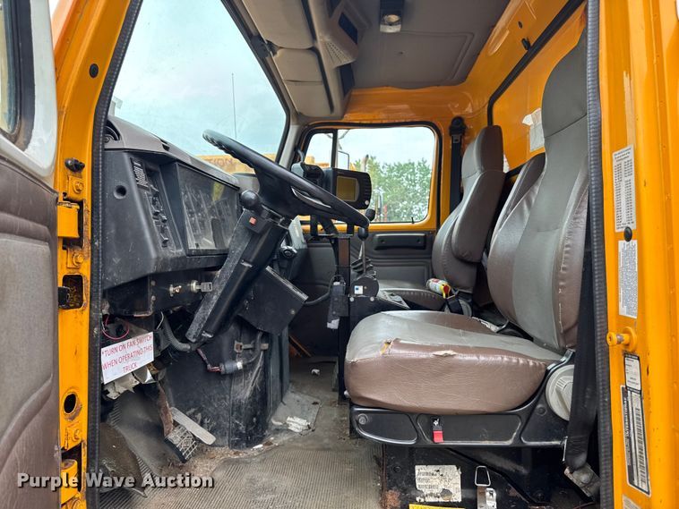 image for item FB5839 2002 International 4900 dump truck