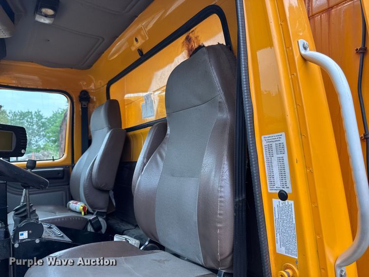 image for item FB5839 2002 International 4900 dump truck