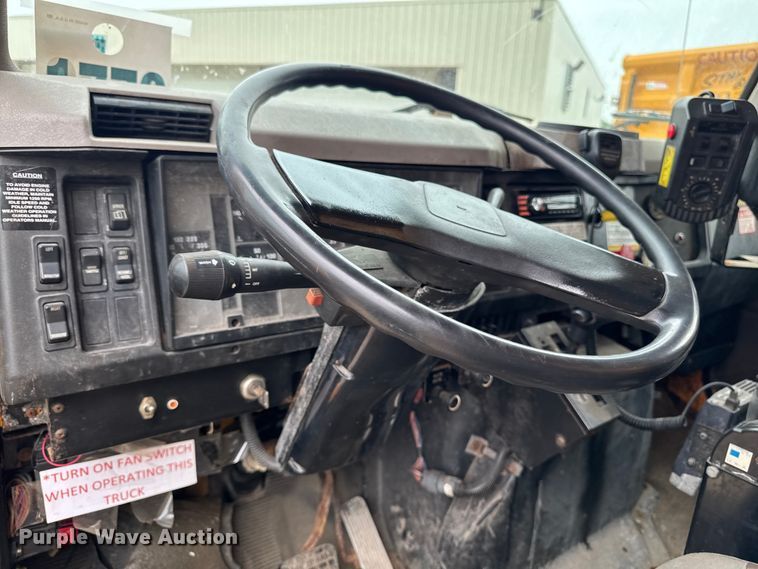 image for item FB5839 2002 International 4900 dump truck