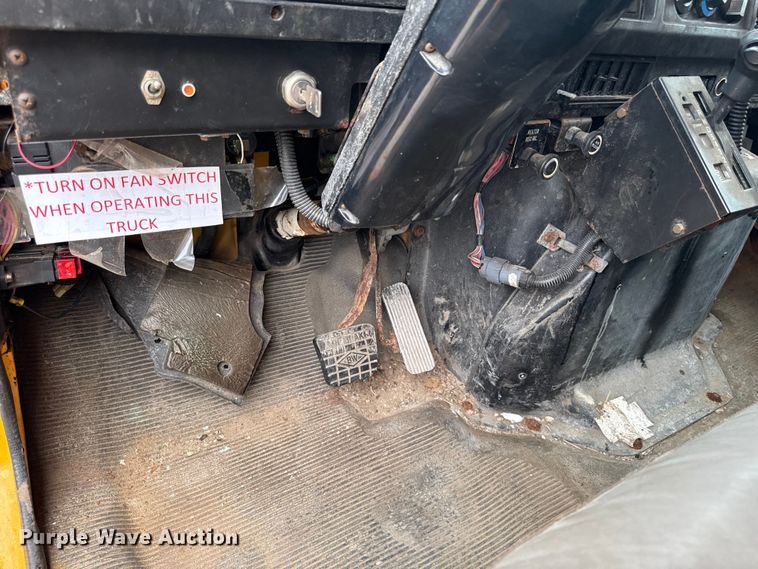 image for item FB5839 2002 International 4900 dump truck