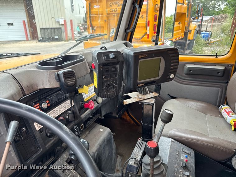 image for item FB5839 2002 International 4900 dump truck