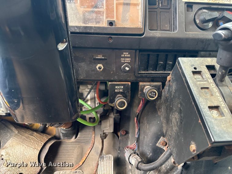 image for item FB5839 2002 International 4900 dump truck