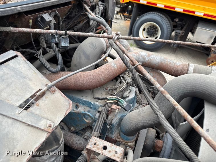 image for item FB5839 2002 International 4900 dump truck
