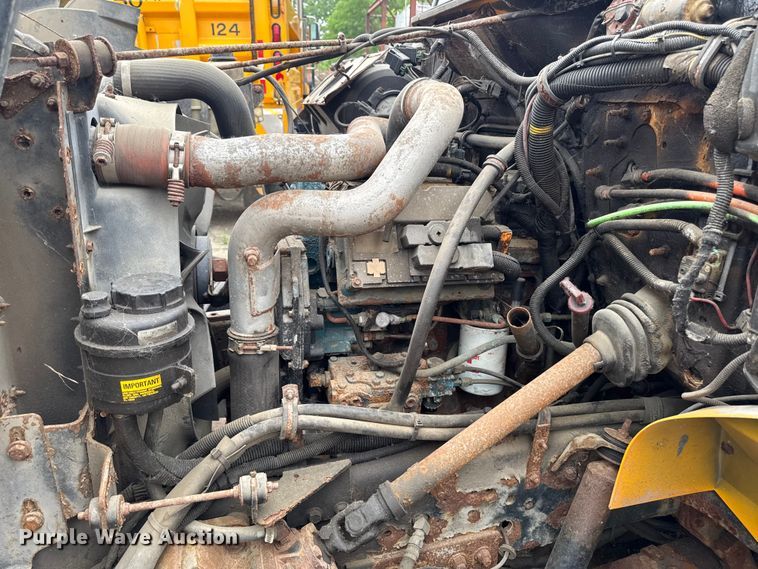 image for item FB5839 2002 International 4900 dump truck