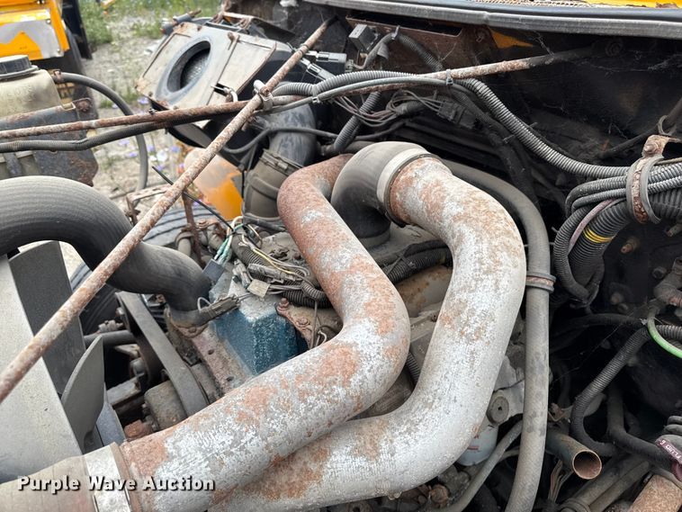 image for item FB5839 2002 International 4900 dump truck
