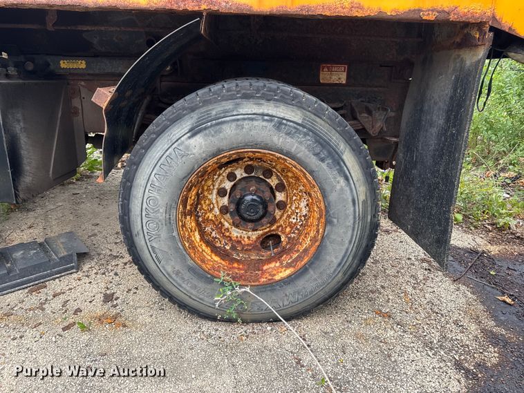 image for item FB5839 2002 International 4900 dump truck