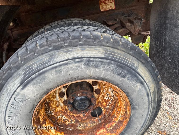 image for item FB5839 2002 International 4900 dump truck