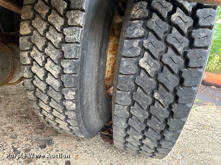 image for item FB5839 2002 International 4900 dump truck