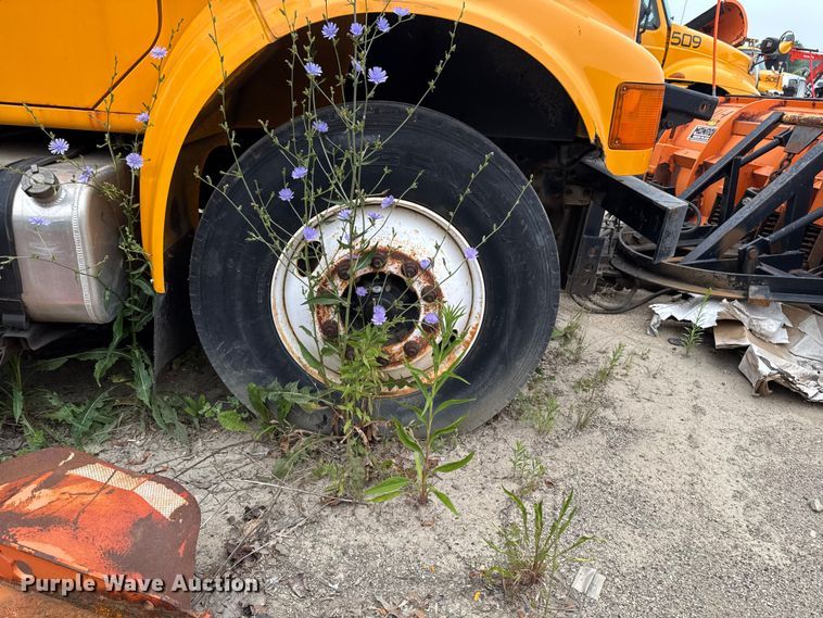 image for item FB5839 2002 International 4900 dump truck