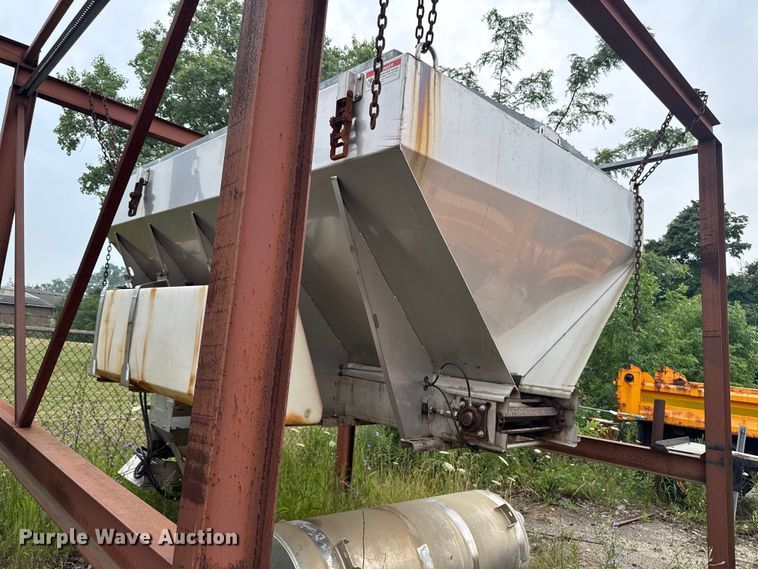 image for item FB5839 2002 International 4900 dump truck