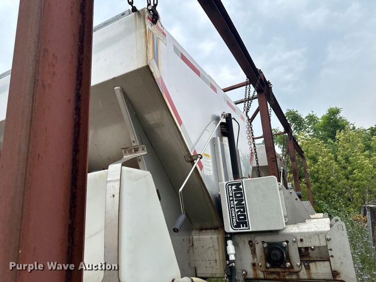 image for item FB5839 2002 International 4900 dump truck