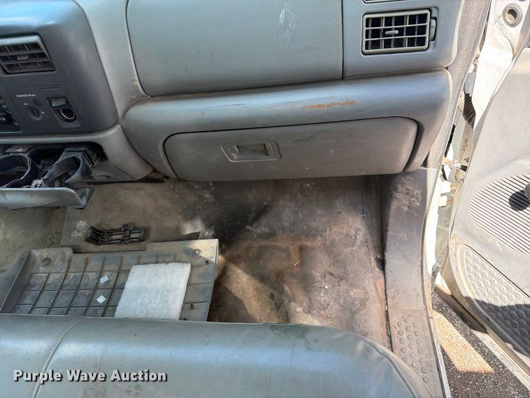 image for item FB8882 2003 Ford F350 Super Duty dump bed pickup truck