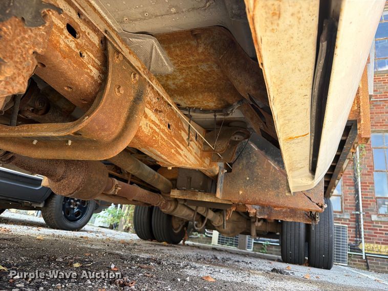 image for item FB8882 2003 Ford F350 Super Duty dump bed pickup truck