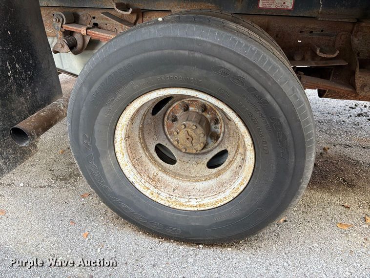 image for item FB8882 2003 Ford F350 Super Duty dump bed pickup truck