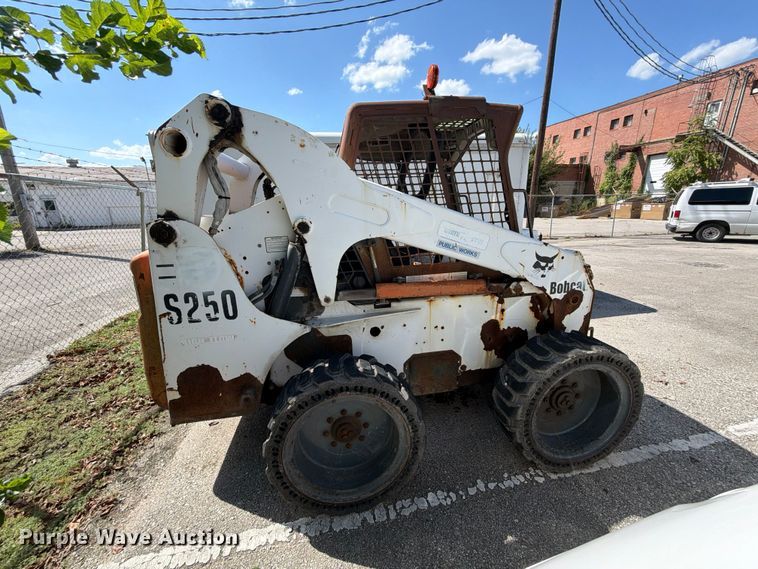 image for item FB8885 2003 Bobcat S250 skid steer loader