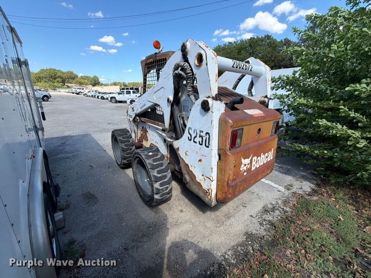 image for item FB8885 2003 Bobcat S250 skid steer loader