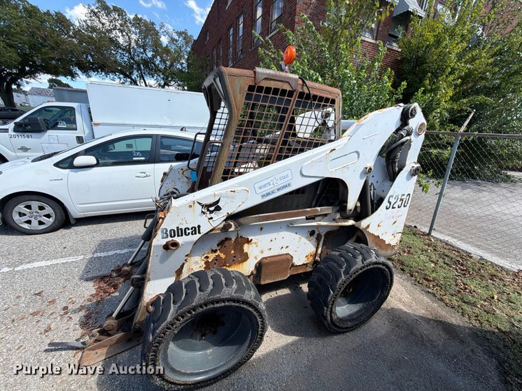 image for item FB8885 2003 Bobcat S250 skid steer loader