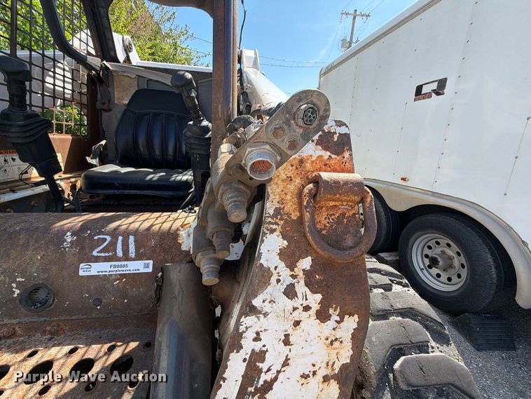 image for item FB8885 2003 Bobcat S250 skid steer loader