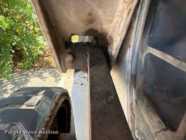 image for item FB8885 2003 Bobcat S250 skid steer loader