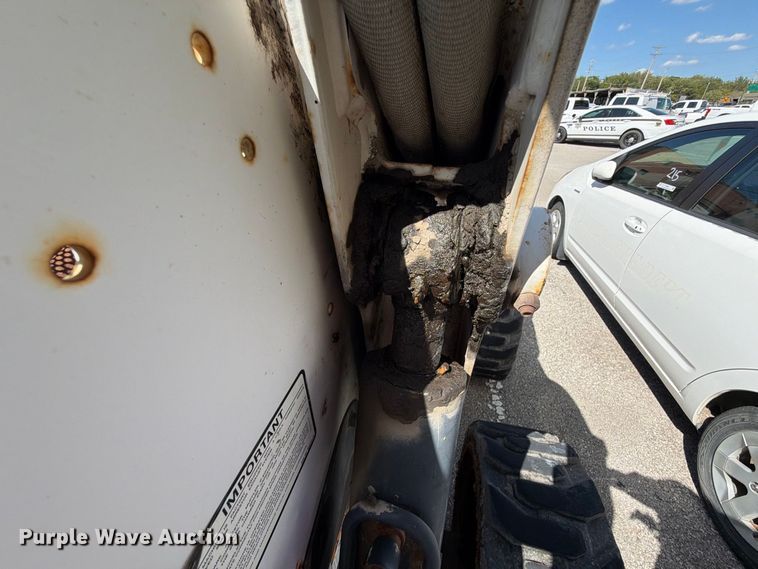 image for item FB8885 2003 Bobcat S250 skid steer loader
