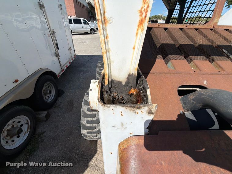 image for item FB8885 2003 Bobcat S250 skid steer loader