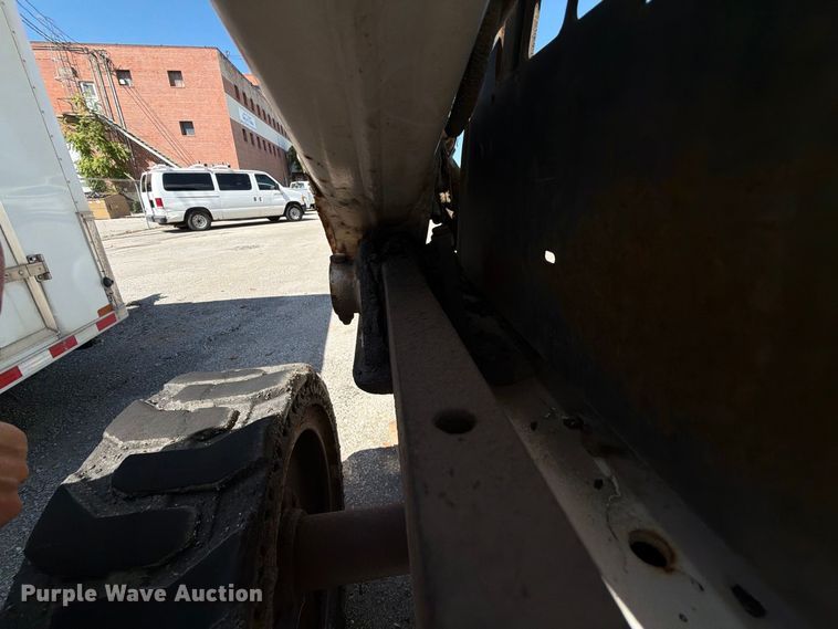 image for item FB8885 2003 Bobcat S250 skid steer loader