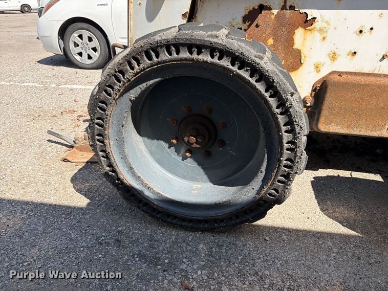 image for item FB8885 2003 Bobcat S250 skid steer loader