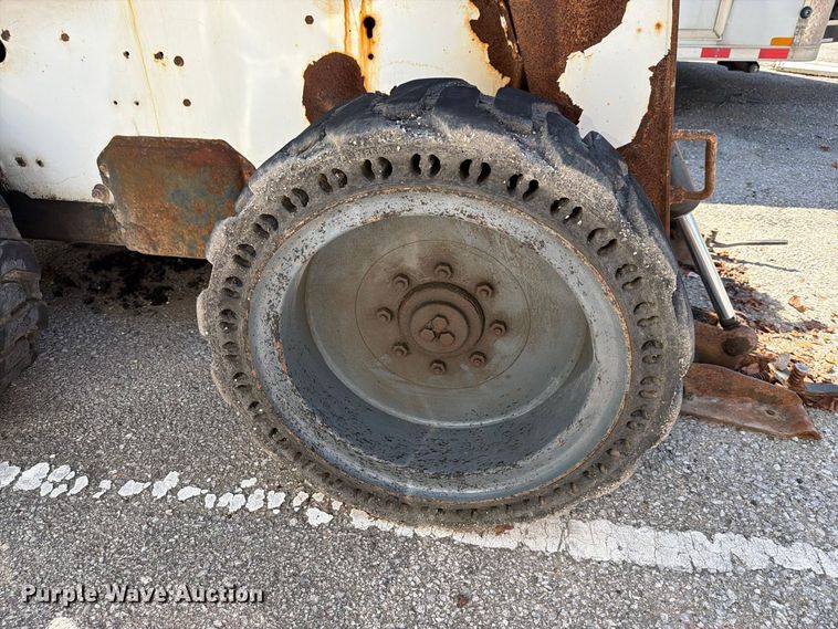 image for item FB8885 2003 Bobcat S250 skid steer loader