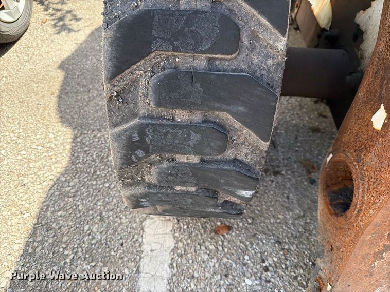 image for item FB8885 2003 Bobcat S250 skid steer loader