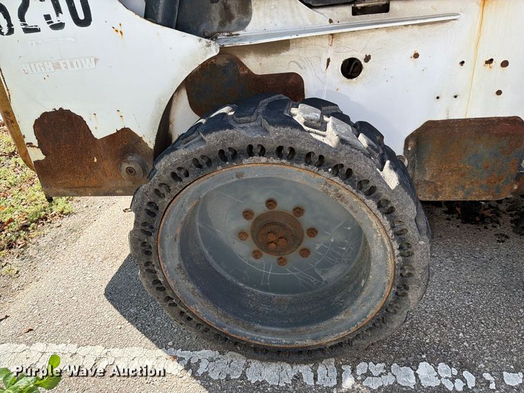 image for item FB8885 2003 Bobcat S250 skid steer loader