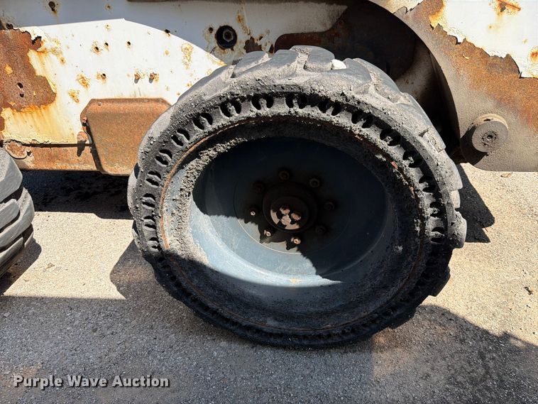 image for item FB8885 2003 Bobcat S250 skid steer loader