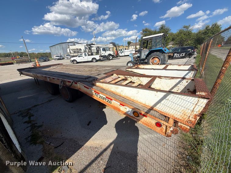 image for item FB8886 2001 Trail-Eze TE20R26 equipment trailer