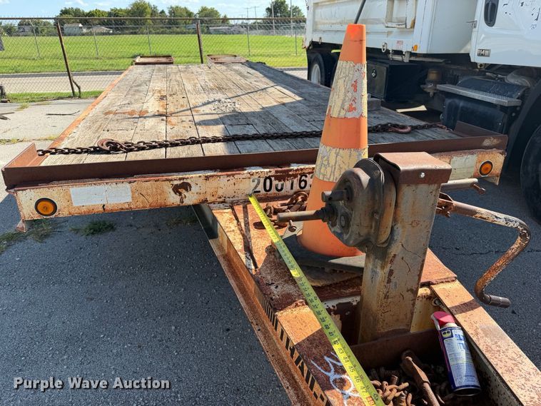 image for item FB8886 2001 Trail-Eze TE20R26 equipment trailer