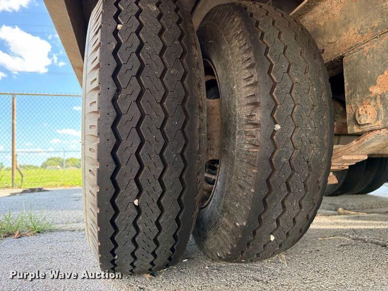 image for item FB8886 2001 Trail-Eze TE20R26 equipment trailer