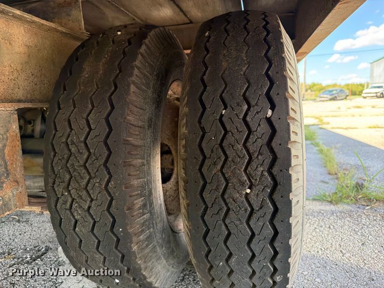 image for item FB8886 2001 Trail-Eze TE20R26 equipment trailer