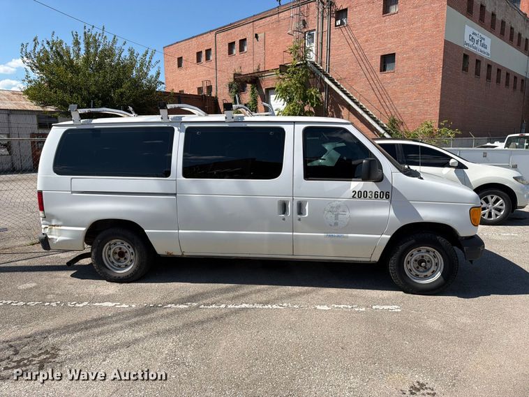 image for item FB8892 2003 Ford E150 van