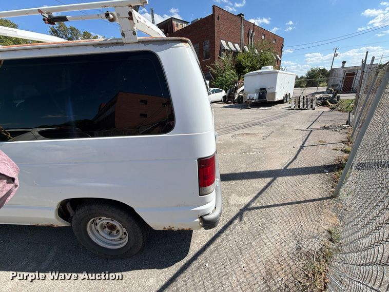 image for item FB8892 2003 Ford E150 van