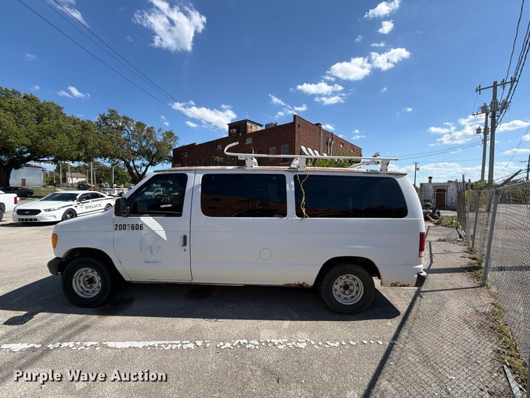 image for item FB8892 2003 Ford E150 van