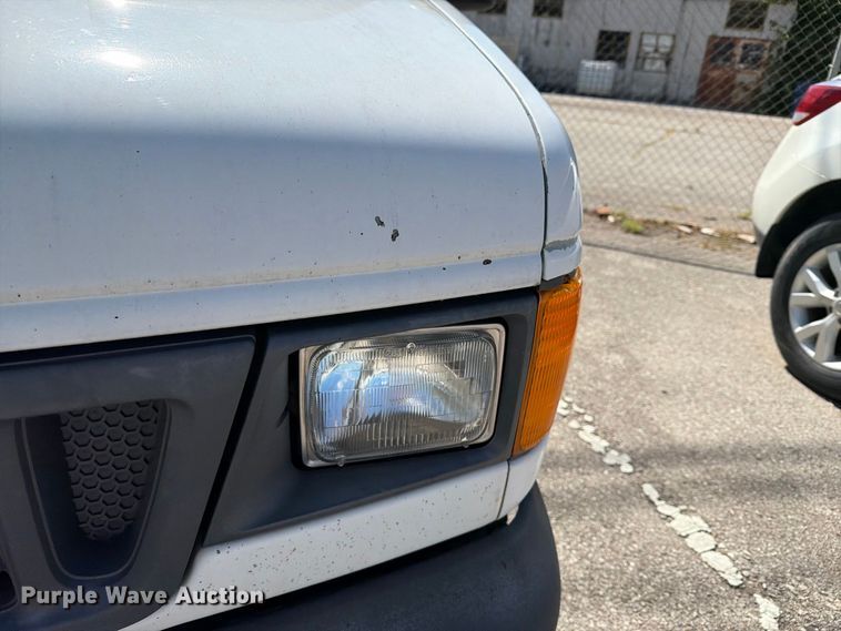 image for item FB8892 2003 Ford E150 van